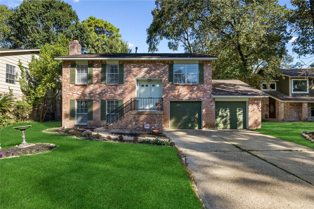 Photo of 3219 Birch Creek Drive, Houston, TX 77339 (MLS # 33123355)