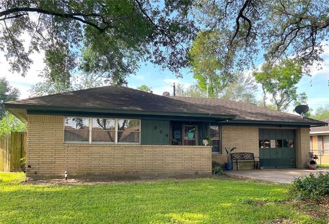 Photo of 909 Peach Street, El Campo, TX 77437 (MLS # 8652468)