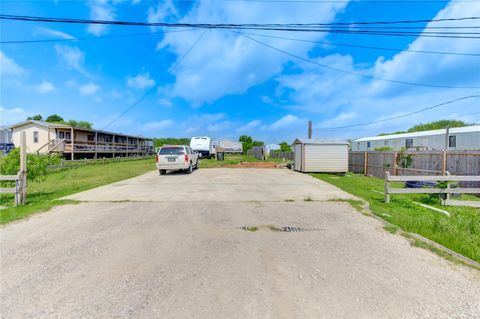 Photo of 936 13th Street, Dickinson, TX 77539 (MLS # 81842527)