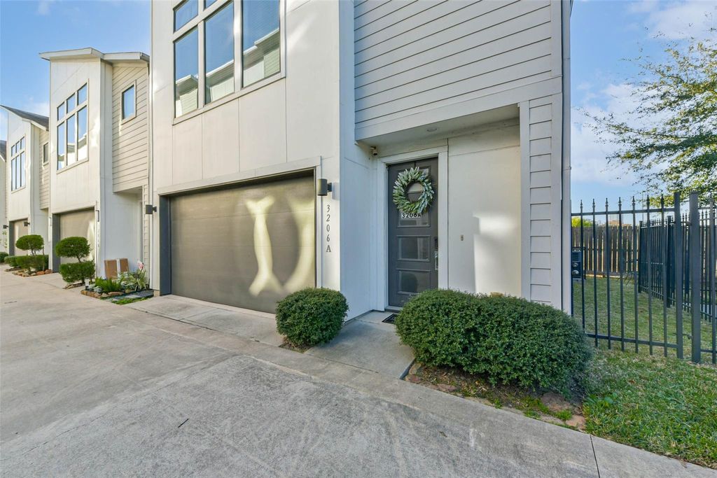 Photo of 3206 N Macgregor Way #A, Houston, TX 77004 (MLS # 48567273)