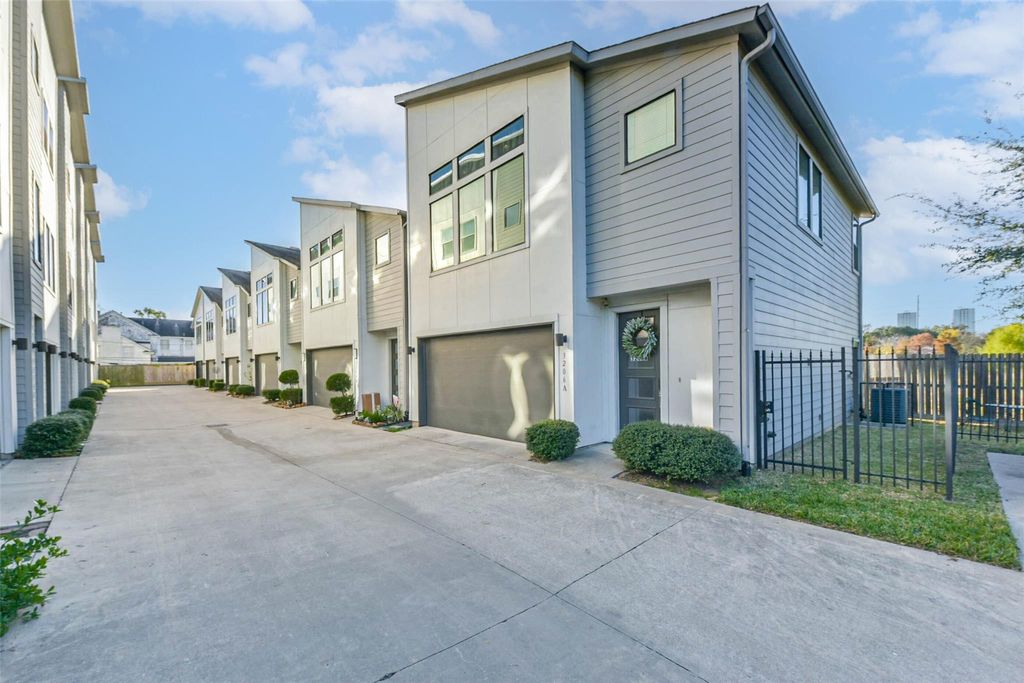 Photo of 3206 N Macgregor Way #A, Houston, TX 77004 (MLS # 48567273)