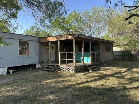 Homes For Sale - 506 Beech Street<br/> Jourdanton, TX 78026