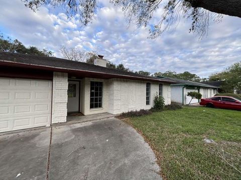 Photo of 16631 Blackhawk Boulevard, Friendswood, TX 77546 (MLS # 10802766)