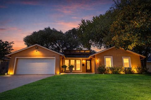 Photo of 5426 Windswept Lane, Houston, TX 77056 (MLS # 95116820)