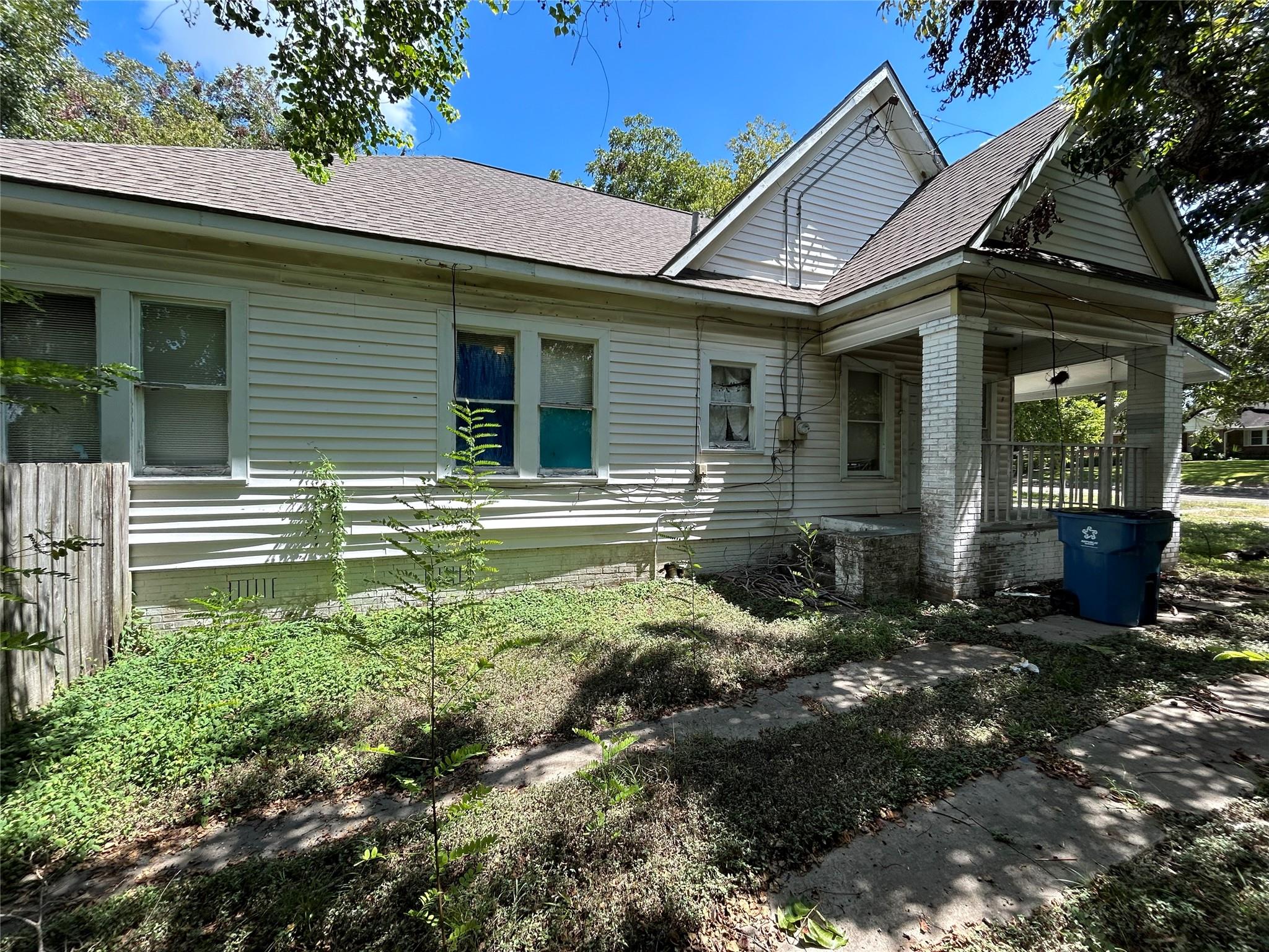 1207 E Washington Avenue