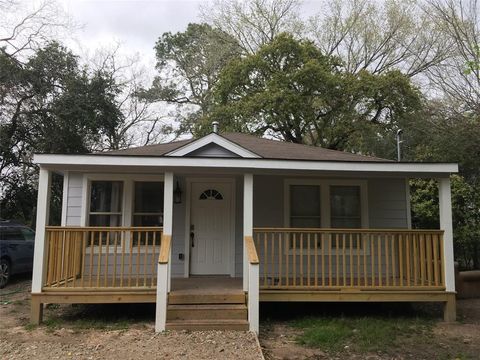 Photo of 819 Eubanks Street, Houston, TX 77022 (MLS # 43346450)