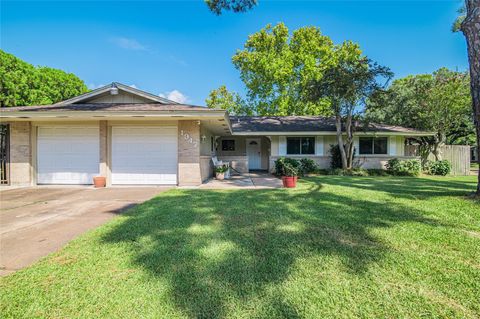 Photo of 1947 Richvale Lane, Houston, TX 77062 (MLS # 68090340)