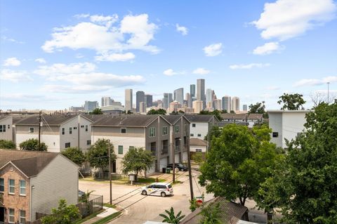 Photo of 3209 Baer Street #B, Houston, TX 77020 (MLS # 11610623) Photo of 3209 Baer Street #B, Houston, TX 77020 (MLS # 11610623)