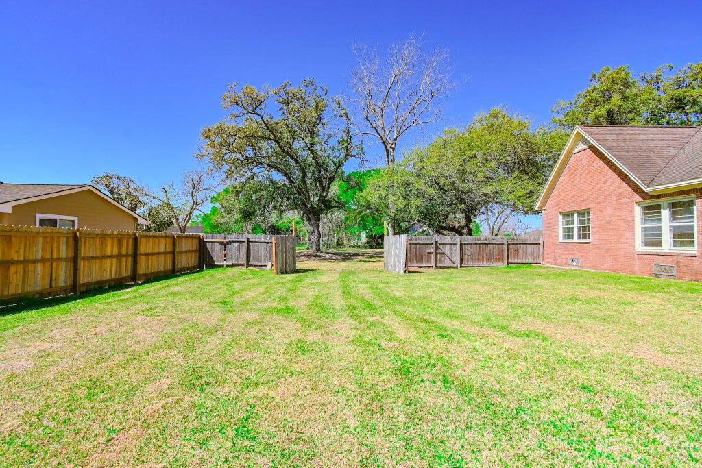 Photo of 2801 Avenue I, Bay City, TX 77414 (MLS # 29653722)