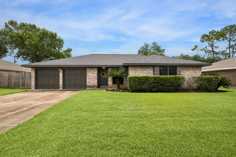 Homes For Sale - 605 Heather Lane<br/> Friendswood, TX 77546