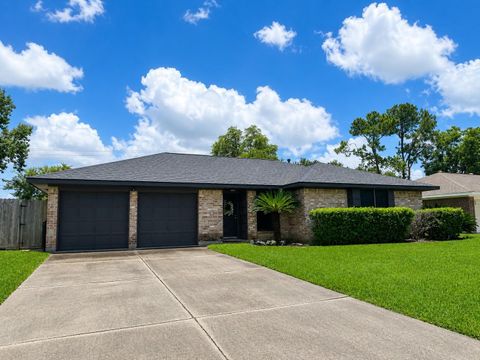 Homes For Sale - 605 Heather Lane<br/> Friendswood, TX 77546