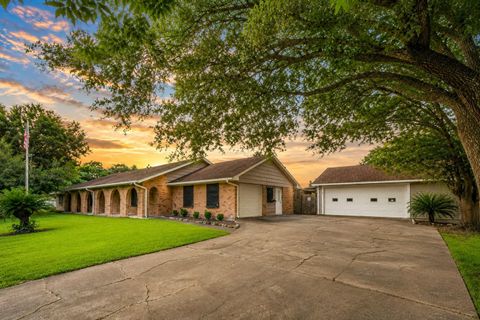 Photo of 327 Maple Drive, Hitchcock, TX 77563 (MLS # 52322340)