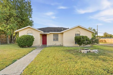 Photo of 3427 Prudence Drive, Houston, TX 77045 (MLS # 53083352)