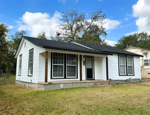 Photo of 128 Harris Street, Bellville, TX 77418 (MLS # 88959551)