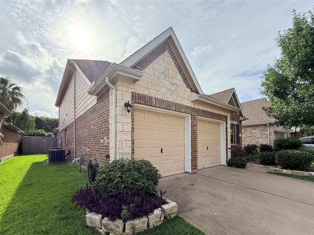 Photo of 2814 Ridgeglen Lane, Houston, TX 77082 (MLS # 26723688)