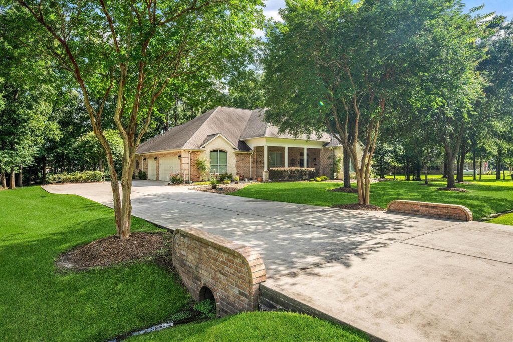 Photo of 1114 Commons Waterway Drive, Huffman, TX 77336 (MLS # 94234795)