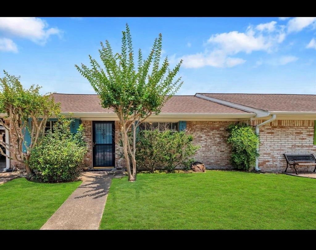 Photo of 10122 Shadow Wood Drive #10, Houston, TX 77043 (MLS # 88172378)