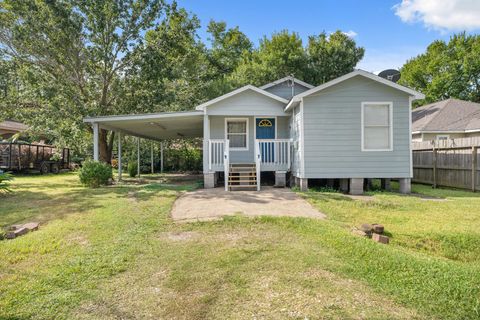 Photo of 4514 E 24th E Street, Dickinson, TX 77539 (MLS # 39642850)