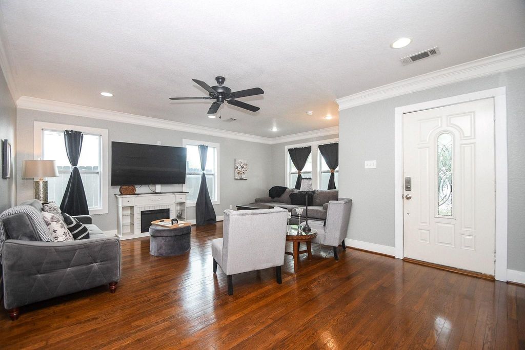 Photo of 614 W 28th Street, Houston, TX 77008 (MLS # 66166666)
