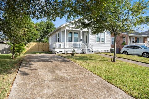 Photo of 5624 Avenue P 1/2, Galveston, TX 77551 (MLS # 32828770)