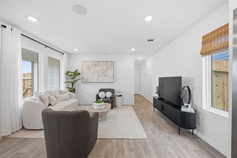 Tiny photo for 6005 Pineapple Street, Houston, TX 77048 (MLS # 77496902)