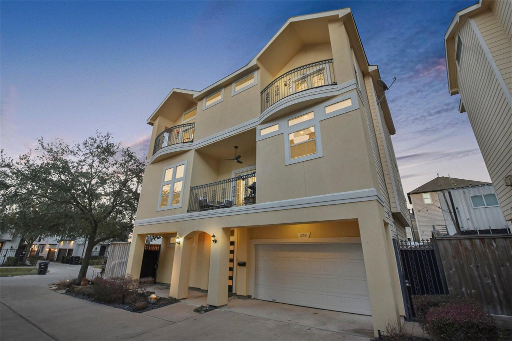 Photo of 1202 W 25th Street, Houston, TX 77008 (MLS # 98583135)