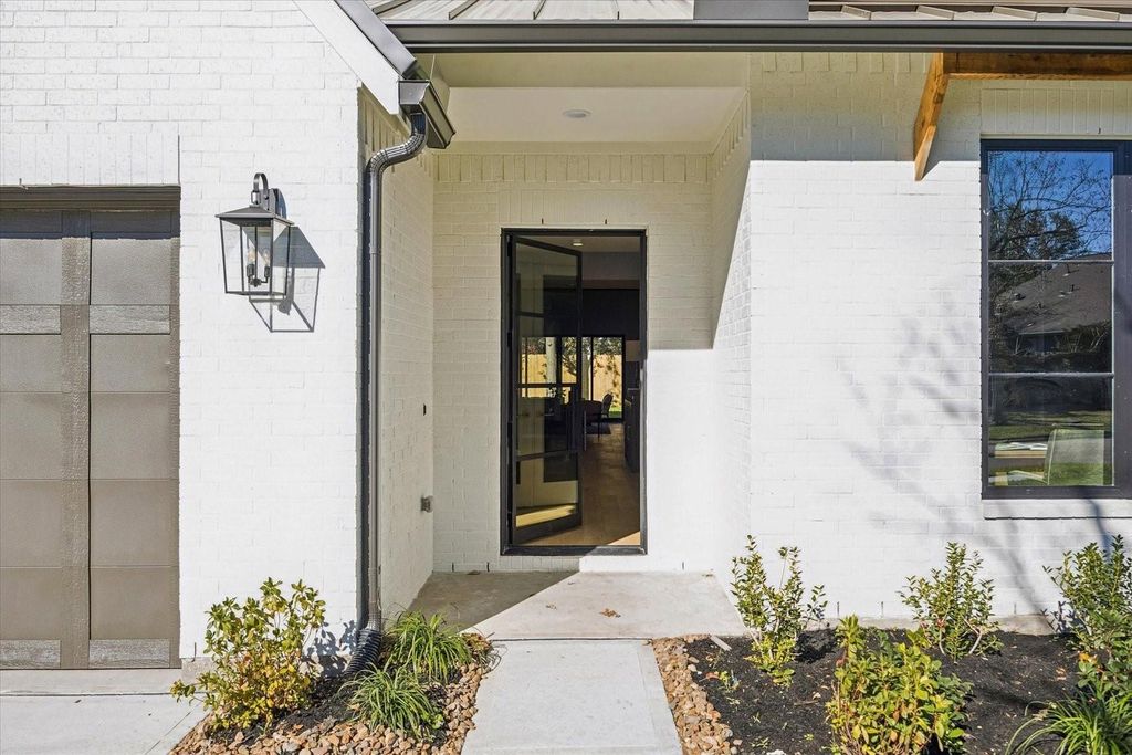 Photo of 1622 Candlelight Lane, Houston, TX 77018 (MLS # 65419108)