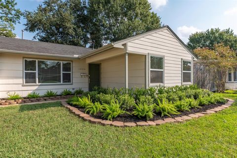 Photo of 1806 Gardenia Drive, Houston, TX 77018 (MLS # 34428784)