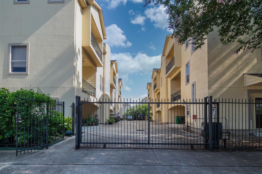 Photo of 1331 W 21st Street #B, Houston, TX 77008 (MLS # 65140247)