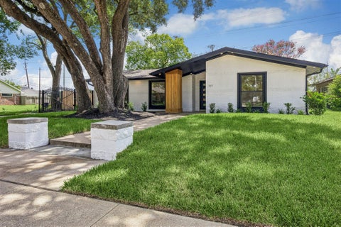 Photo of 9419 Greenwillow Drive, Houston, TX 77096 (MLS # 92729602)