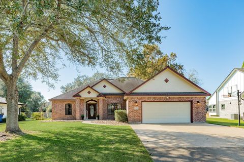 Photo of 429 N Amherst Drive, West Columbia, TX 77486 (MLS # 93299431)