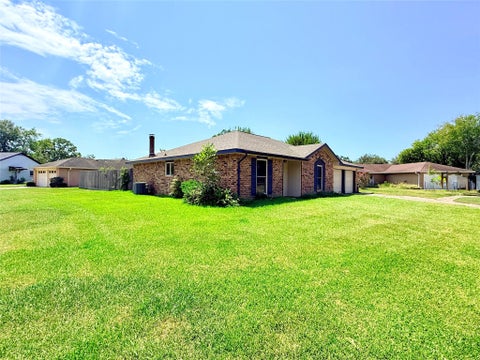 Homes For Sale - 2410 Point Comfort Court<br/> Webster, TX 77598