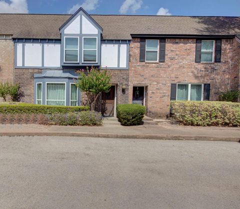 Photo of 840 Threadneedle Street E #208, Houston, TX 77079 (MLS # 62464911)