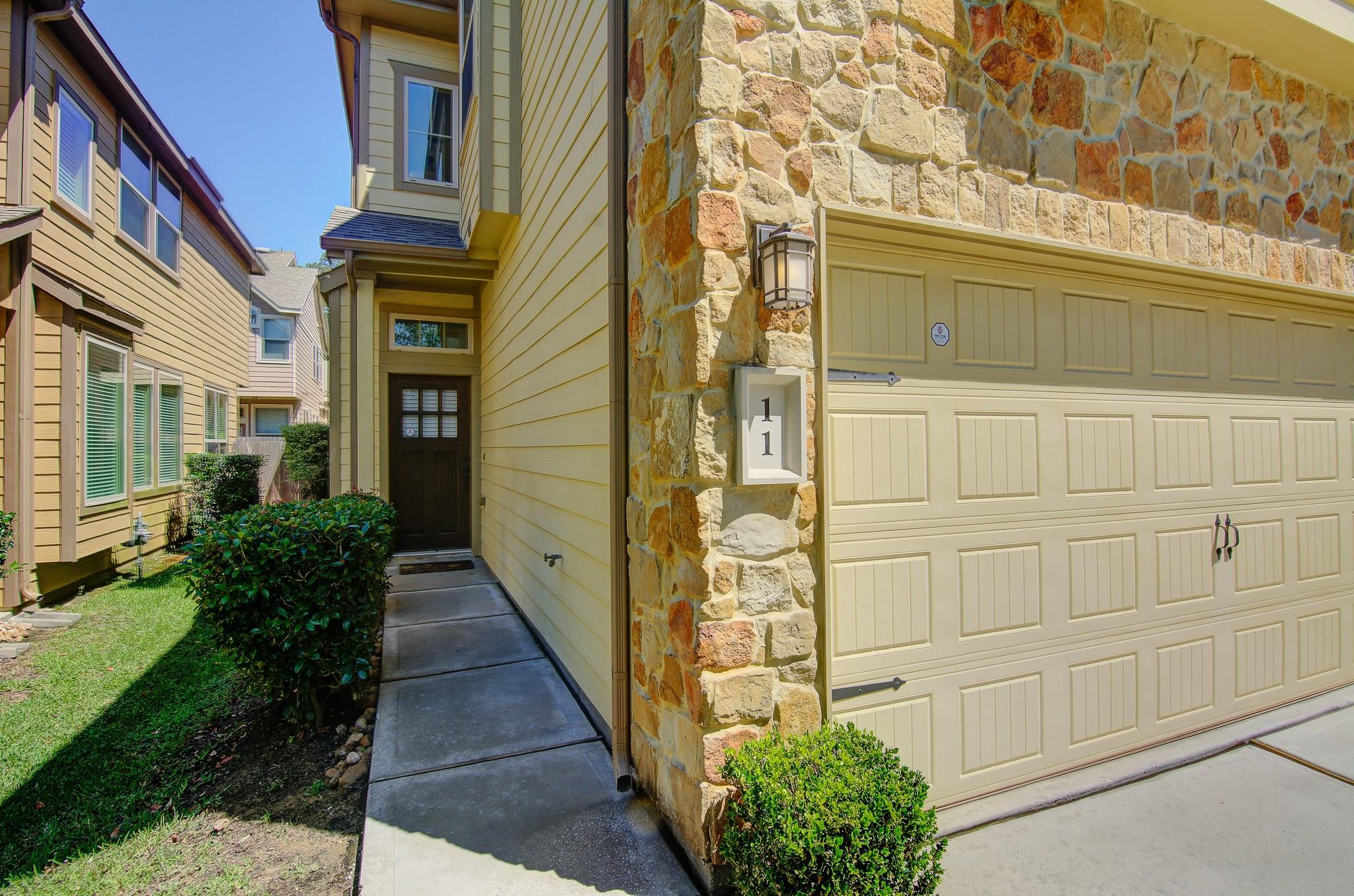 11 Cheswood Manor