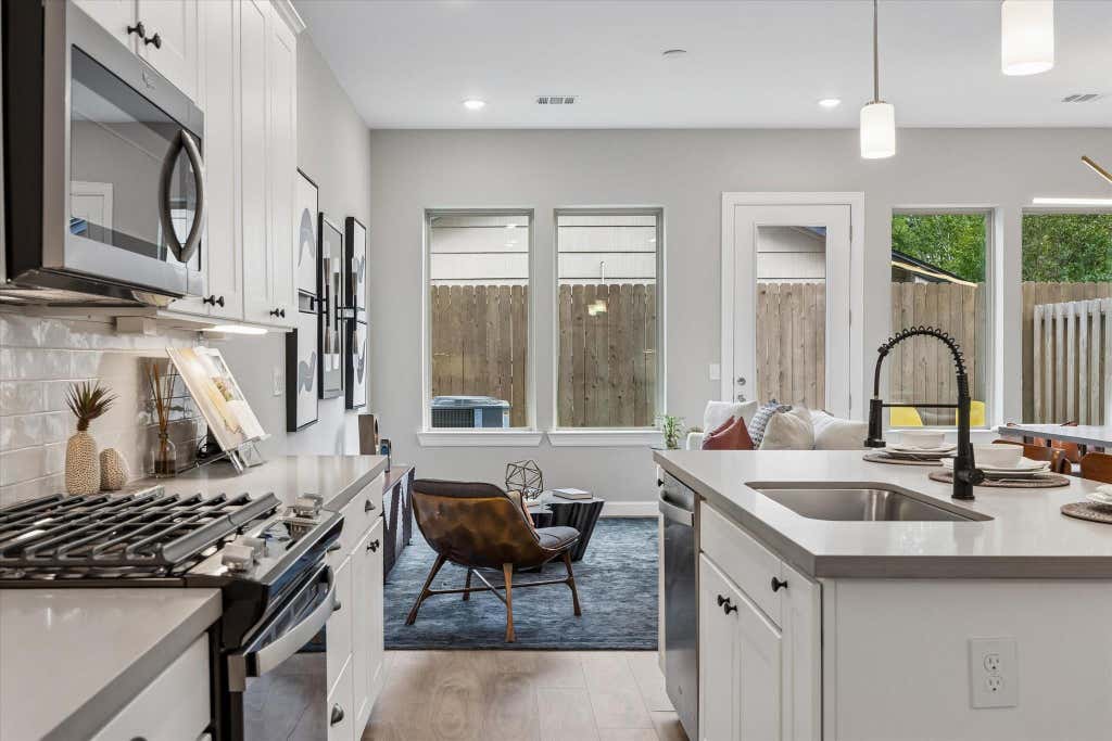 Photo of 5218 Amber Sunrise Drive Dr, Houston, TX 77018 (MLS # 96032070)