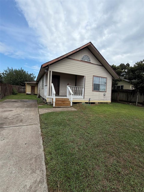 Photo of 818 N Commerce Street, Baytown, TX 77520 (MLS # 87451207)