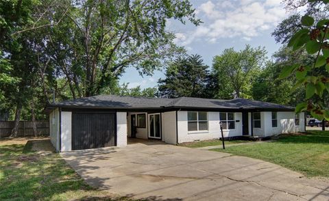 Photo of 619 9th Street, Terrell, TX 75160 (MLS # 22042391)