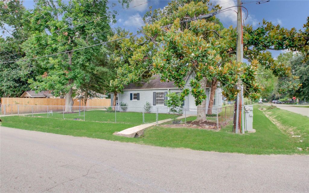 Photo of 3202 Melbourne Street, Houston, TX 77026 (MLS # 49103153)