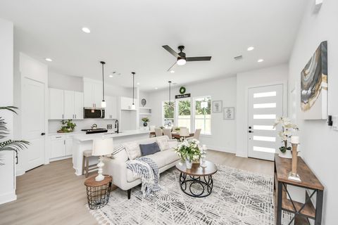 Homes For Sale - 860 Rachel Street #D<br/> Houston, TX 77091