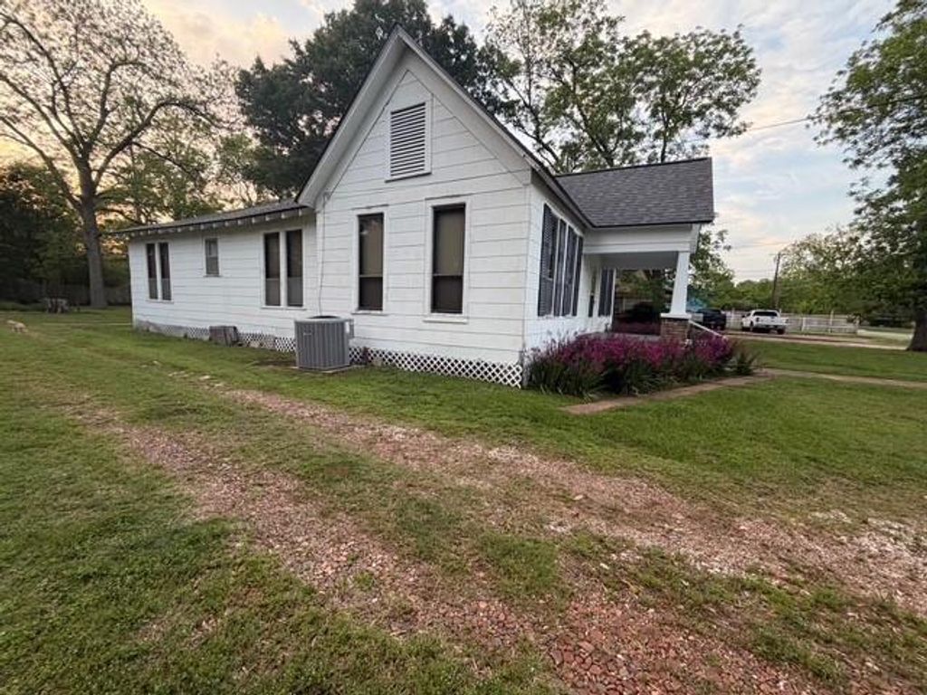 Photo of 405 S 10th Street, Crockett, TX 75835 (MLS # 2666591)