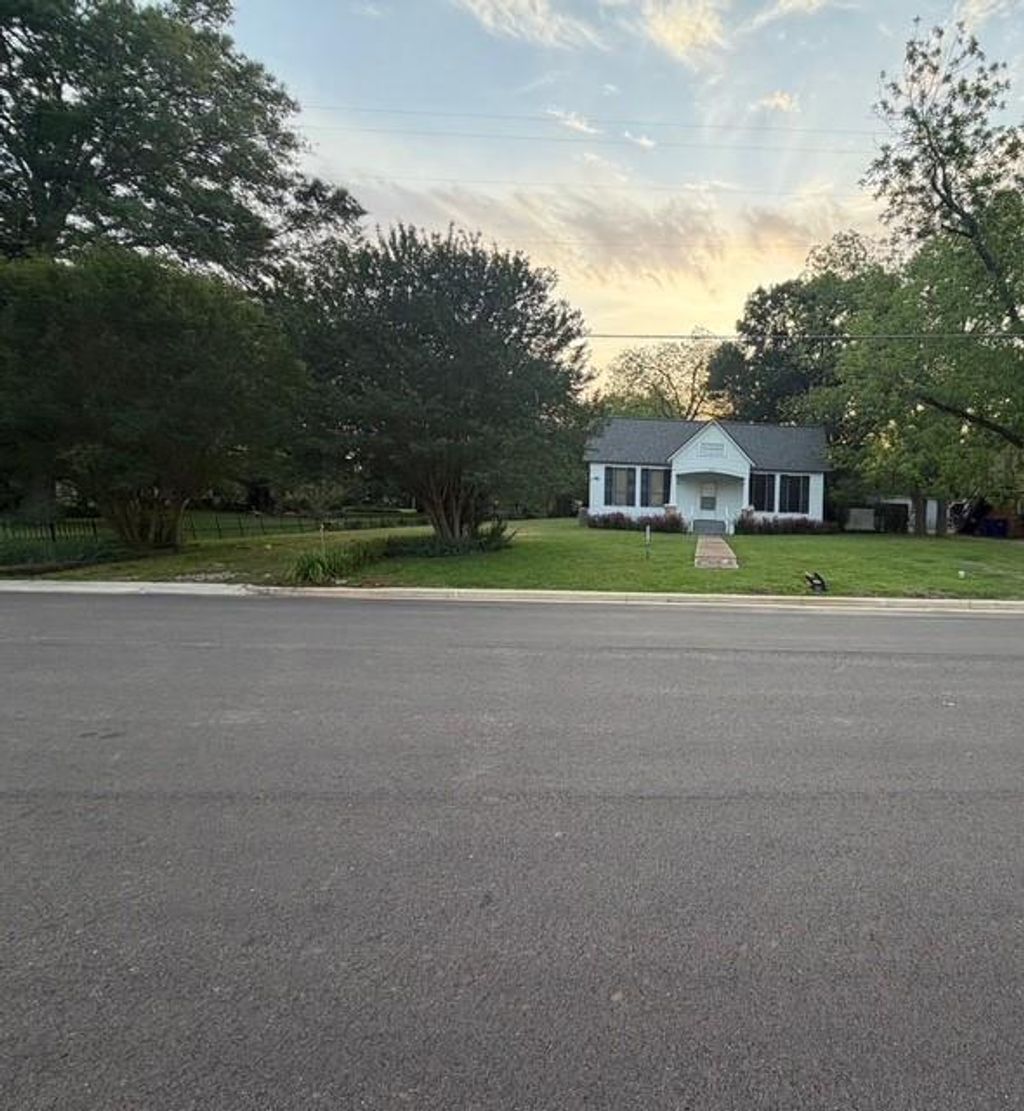 Photo of 405 S 10th Street, Crockett, TX 75835 (MLS # 2666591)