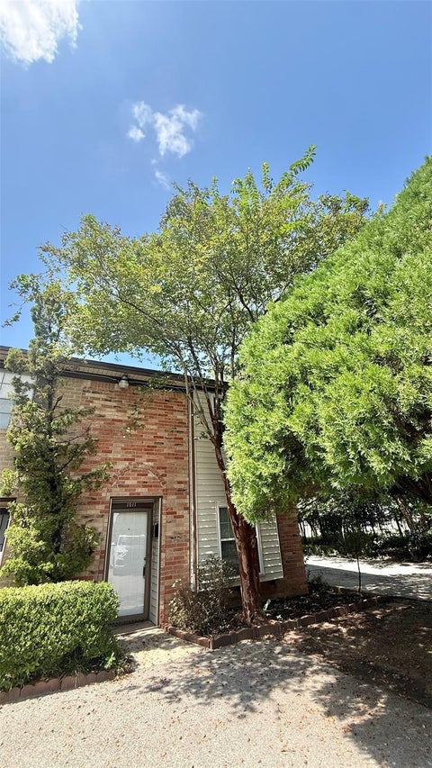 Townhouse For Rent - 1611 Mapleton Drive<br/> Houston, TX 77043
