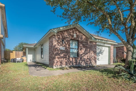 Photo of 10233 Azalea Vlg Village, Houston, TX 77088 (MLS # 42184158)