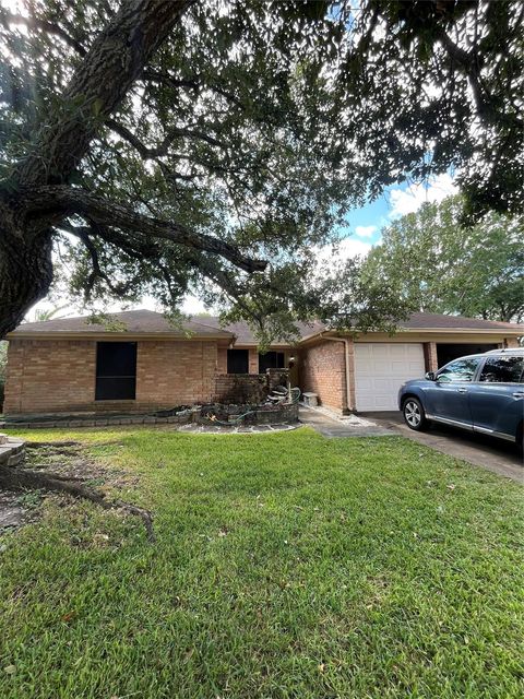 Photo of 10510 Sagebluff Drive, Houston, TX 77089 (MLS # 93783819) Photo of 10510 Sagebluff Drive, Houston, TX 77089 (MLS # 93783819)