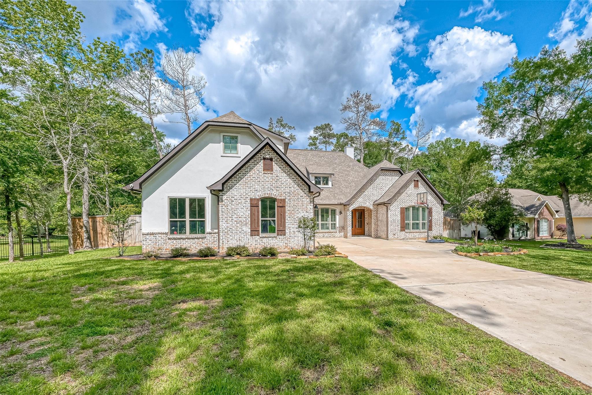 2407 Chantilly Lane