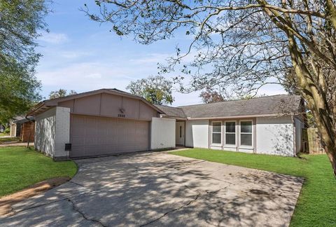 Photo of 2808 Pinewood Drive, League City, TX 77573 (MLS # 83107017)