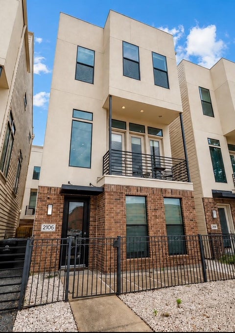 Photo of 2106 Sabine Street, Houston, TX 77007 (MLS # 49259419)