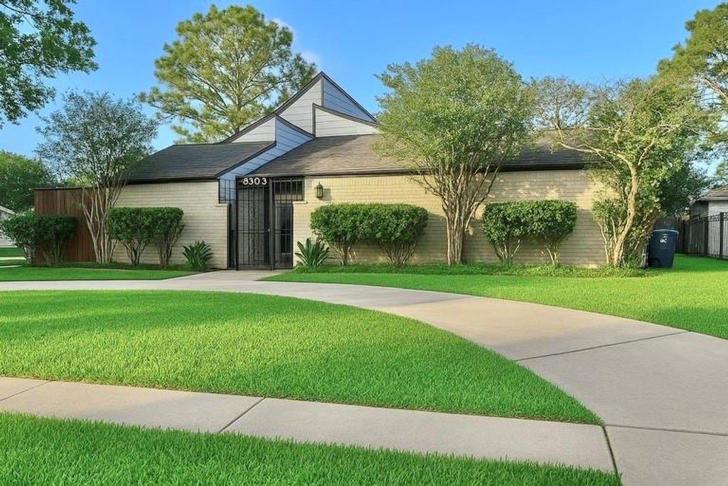 Photo of 6803 Las Brisas Drive, Houston, TX 77083 (MLS # 91333296)