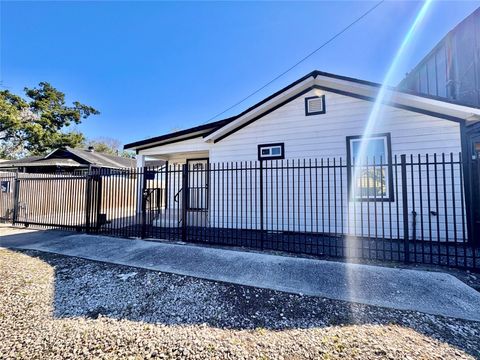 Photo of 4010 Chapman Street, Houston, TX 77009 (MLS # 89641238)