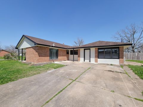 Photo of 133 S Yaupon Street, Lake Jackson, TX 77566 (MLS # 22016921)